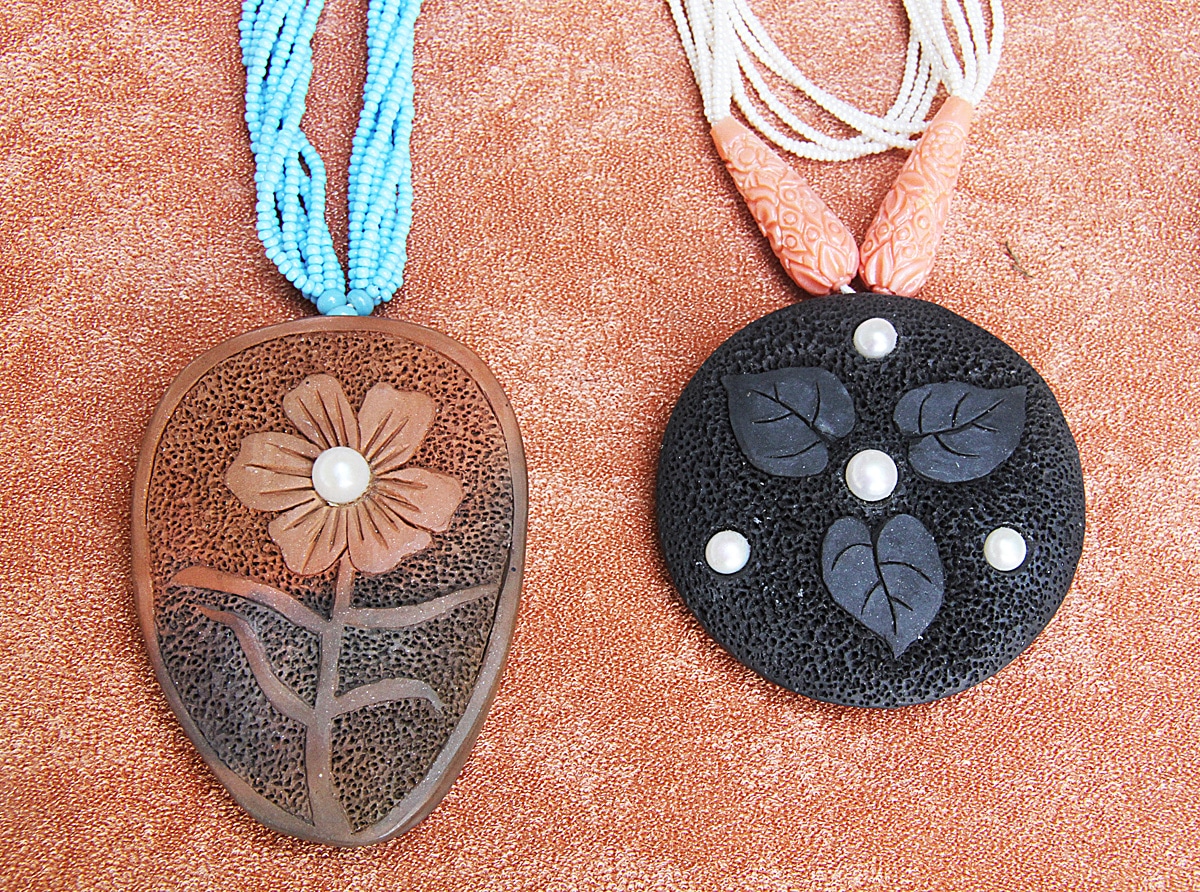 Some artisans have also created jewellery out of terracotta. Some artisans have also created jewellery out of terracotta.