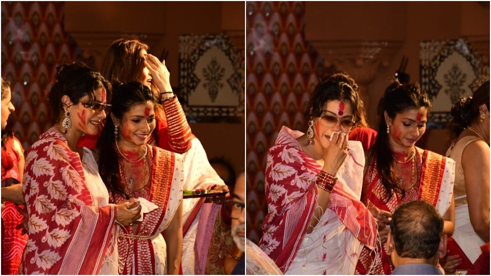 Kajol and Tanishaa were spotted engaging in sindoor khela together.(HT Photos/Varinder Chawla)