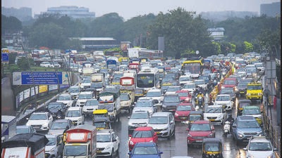Mumbai, India - October 07, 2022: Massive traffic congestion on the Western Express Highway (WEH) due to heavy rain, at Vile Parle, in Mumbai, India, on Friday, October 07, 2022. (Photo by Vijay Bate/HT Photo) (HT PHOTO) Mumbai, India - October 07, 2022: Massive traffic congestion on the Western Express Highway (WEH) due to heavy rain, at Vile Parle, in Mumbai, India, on Friday, October 07, 2022. (Photo by Vijay Bate/HT Photo) (HT PHOTO)