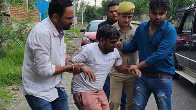 Wanted chain snatchers held after gunfight in Noida in two separate incidents Wanted chain snatchers held after gunfight in Noida in two separate incidents