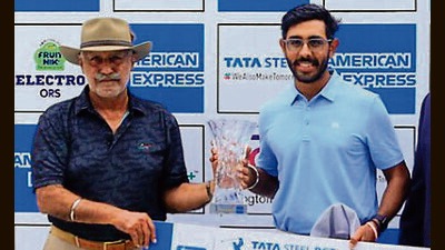 Chandigarh’s Yuvraj Singh Sandhu receiving the winner’s trophy and cheque at the Panchkula Golf Club on Friday. (HT Photo) Chandigarh’s Yuvraj Singh Sandhu receiving the winner’s trophy and cheque at the Panchkula Golf Club on Friday. (HT Photo)