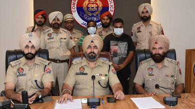The two accused of vehicle thefts in Jalandhar police custody on Friday. (HT Photo)