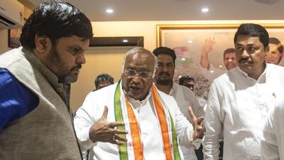 Mumbai, India - October 07, 2022: Congress presidential candidate Mallikarjun Kharge interacts with Congress leaders and representatives while campaigning for the party poll to be held on October 17, at Tilak Bhavan, in Mumbai, India, on Friday, October 07, 2022. (Photo by Satish Bate/Hindustan Times) (Satish Bate/HT PHOTO) Mumbai, India - October 07, 2022: Congress presidential candidate Mallikarjun Kharge interacts with Congress leaders and representatives while campaigning for the party poll to be held on October 17, at Tilak Bhavan, in Mumbai, India, on Friday, October 07, 2022. (Photo by Satish Bate/Hindustan Times) (Satish Bate/HT PHOTO)