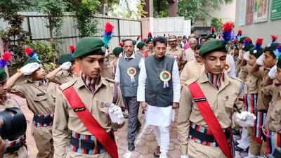 Deepak Kesarkar (C), school education minister, at New English School, Ramanbaug in Shaniwar Peth on Friday. (HT PHOTO)