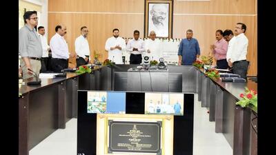 Bihar chief minister Nitish Kumar along with deputy chief minister Tejashwi Prasad Yadav inaugurates the Jayprakash Narayan Smriti Bhawan-cum-library at Sitab Diyara on Friday. (Santosh Kumar/HT Photo) Bihar chief minister Nitish Kumar along with deputy chief minister Tejashwi Prasad Yadav inaugurates the Jayprakash Narayan Smriti Bhawan-cum-library at Sitab Diyara on Friday. (Santosh Kumar/HT Photo)