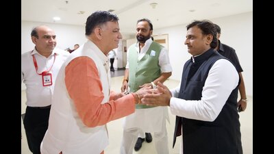 Akhilesh Yadav (right) and Satish Mahana greet each other at Medanta Hospital in Gurugram on Friday (Sourced)