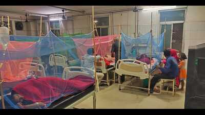 A photograph of the dengue ward at the district hospital in Varanasi. (HT Photo)