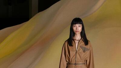 Vanhee-Cybulski kicked off the Hermès show with some very covetable leather jumpsuits and windbreakers in toasty desert hues like sandy beige, earthy tans and sunset orange Vanhee-Cybulski kicked off the Hermès show with some very covetable leather jumpsuits and windbreakers in toasty desert hues like sandy beige, earthy tans and sunset orange