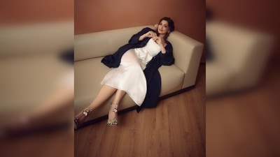 Sonali Bendre's post was liked by actors Dia Mirza and Mouni Roy. Abhishek Bachchan dropped the two-hands emoji in the comments section. (Instagram/@iamsonalibendre) Sonali Bendre's post was liked by actors Dia Mirza and Mouni Roy. Abhishek Bachchan dropped the two-hands emoji in the comments section. (Instagram/@iamsonalibendre)