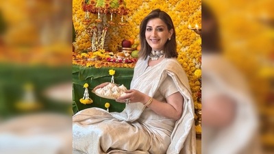 For Ganesh Chaturthi, Sonali Bendre wore a bright light metallic sari from the same label. (Instagram/@sonalibendre) For Ganesh Chaturthi, Sonali Bendre wore a bright light metallic sari from the same label. (Instagram/@sonalibendre)