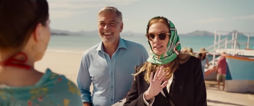 George Clooney and Julia Roberts play a divorced ex-couple. George Clooney and Julia Roberts play a divorced ex-couple.