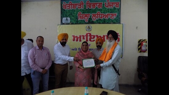 MLA Sarvjit Kaur Manuke felicitating a farmer who opted for DSR technique at the office of chief agriculture officer in Ludhiana. (HT PHOTO)