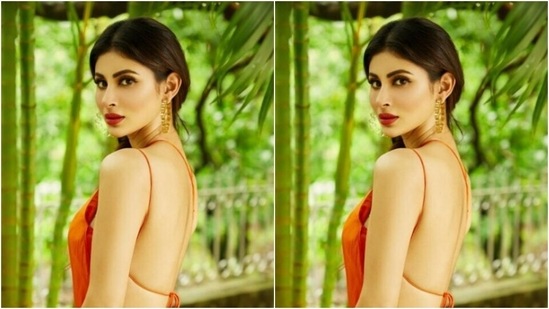 Mouni, assisted by makeup artist Albert Chettiar, decked up in nude eyeshadow, black eyeliner, black kohl, mascara-laden eyelashes, drawn eyebrows, contoured cheeks and a shade of bright red lipstick.(Instagram/@imouniroy)