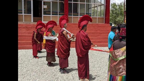 The welcome at Skidmang monastery (Percy Bharucha) The welcome at Skidmang monastery (Percy Bharucha)