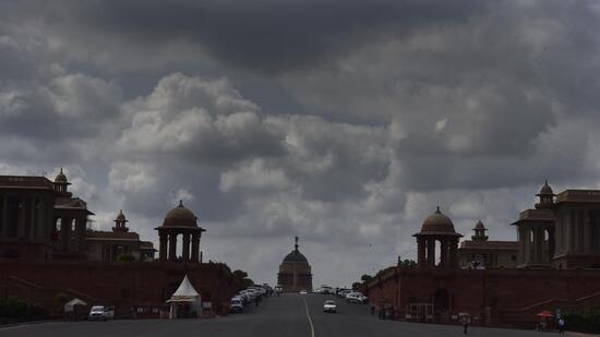 Dark clouds hover over Rashtrapati Bhavan in New Delhi. (Sanjeev Verma/HT Photo)