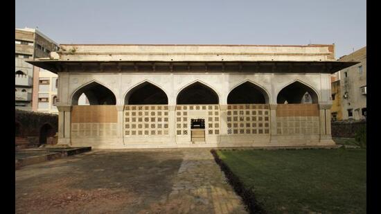 Mirza Ghalib’s mausoleum at Nizamuddin in New Delhi. (Sanchit Khanna/Hindustan Times) Mirza Ghalib’s mausoleum at Nizamuddin in New Delhi. (Sanchit Khanna/Hindustan Times)