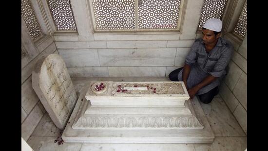 Mirza Ghalib’s grave at Nizammudin in New Delhi. (Sanjeev Verma/Hindustan Times) Mirza Ghalib’s grave at Nizammudin in New Delhi. (Sanjeev Verma/Hindustan Times)