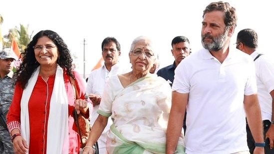 Sister Kavitha and mother Indira of senior journalist Gauri Lankesh march with Congress leader Rahul Gandhi in the Karnataka.(Source: Rahul Gandhi/Twitter )