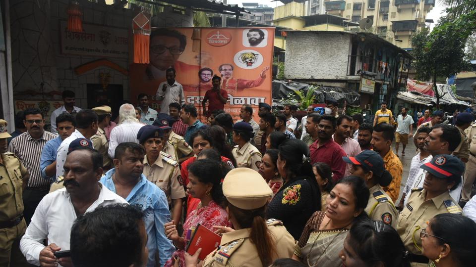 hiv Sena workers and supporters of Uddhav Thackeray and Eknath Shinde clash over the ownership and rights of Kumbharwada Kopri Shakha (Praful Gangurde/HT PHOTO) hiv Sena workers and supporters of Uddhav Thackeray and Eknath Shinde clash over the ownership and rights of Kumbharwada Kopri Shakha (Praful Gangurde/HT PHOTO)