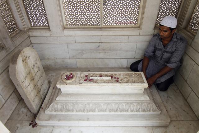 Mirza Ghalib’s grave at Nizammudin in New Delhi. (Sanjeev Verma/Hindustan Times) Mirza Ghalib’s grave at Nizammudin in New Delhi. (Sanjeev Verma/Hindustan Times)