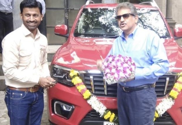Anand Mahindra (right) receives his Scorpio-N.&nbsp; (Twitter/@anandmahindra)