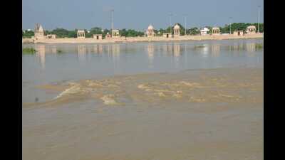 A swollen Rapti inundated the stairs of Rajghat in Gorakhpur on Saturday. (HT Photo)