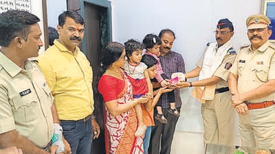 Constable Patil traces family to return two gold chains Constable Patil traces family to return two gold chains