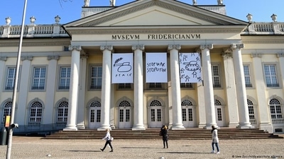 'Anti War Drawings, 2022': an artwork by Dan Perjovschi at a museum in Kassel (Uwe Zucchi/dpa/picture alliance) 'Anti War Drawings, 2022': an artwork by Dan Perjovschi at a museum in Kassel (Uwe Zucchi/dpa/picture alliance)
