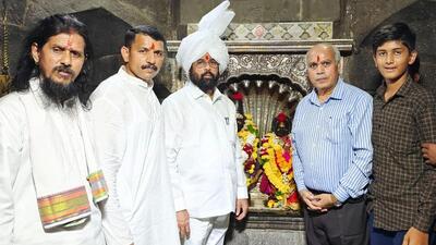 Maharashtra chief minister Eknath Shinde (3rd from left) in Alandi. (HT HOTO)