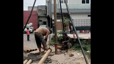 A tean working to repair the motor pump of a tubewell at Dugri village in Ludhiana. (HT Photo) A tean working to repair the motor pump of a tubewell at Dugri village in Ludhiana. (HT Photo)