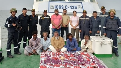 Coast Guard and Anti-Terror Squad seize ₹ 360 crore heroin from Pakistani boat off Gujarat. Coast Guard and Anti-Terror Squad seize ₹ 360 crore heroin from Pakistani boat off Gujarat.