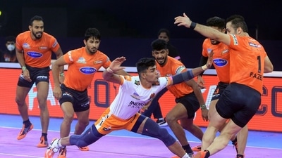 Aslam Inamdar in action in a Pro Kabaddi League game. Aslam Inamdar in action in a Pro Kabaddi League game.