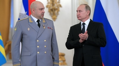 Russian President Vladimir Putin (right) applauds Col. Gen. Sergei Surovikin during an awards ceremony for troops who fought in Syria, in Moscow.&nbsp; (AP file)