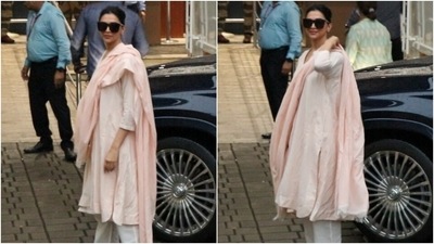Deepika Padukone clicked at the Mumbai airport in a cotton suit set. (HT Photo/Varinder Chawla) Deepika Padukone clicked at the Mumbai airport in a cotton suit set. (HT Photo/Varinder Chawla)