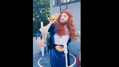 Man and dog recreated Titanic scene.&nbsp; (Instagram/@madmax_fluffyroad)