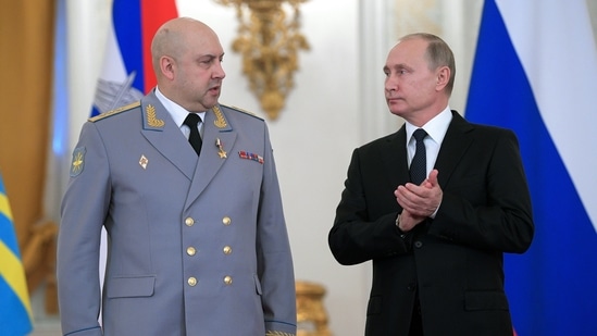 Russian President Vladimir Putin, right, applauds Col. Gen. Sergei Surovikin during an awards ceremony. (AP / File)