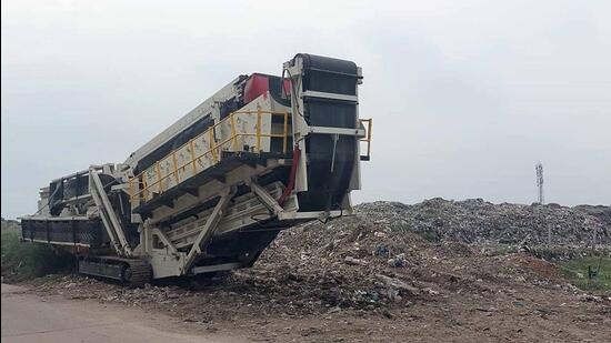 After facing NGT wrath over poor solid waste management in the city, the Ludhiana MC is finally expected to begin the process of disposing of around 25 lakh metric tonnes (MT) of legacy waste accumulated at its main dump site on the Tajpur road through bioremediation process. (HT Photo)
