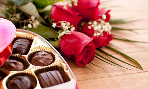 Roses and chocolates(istockphoto)