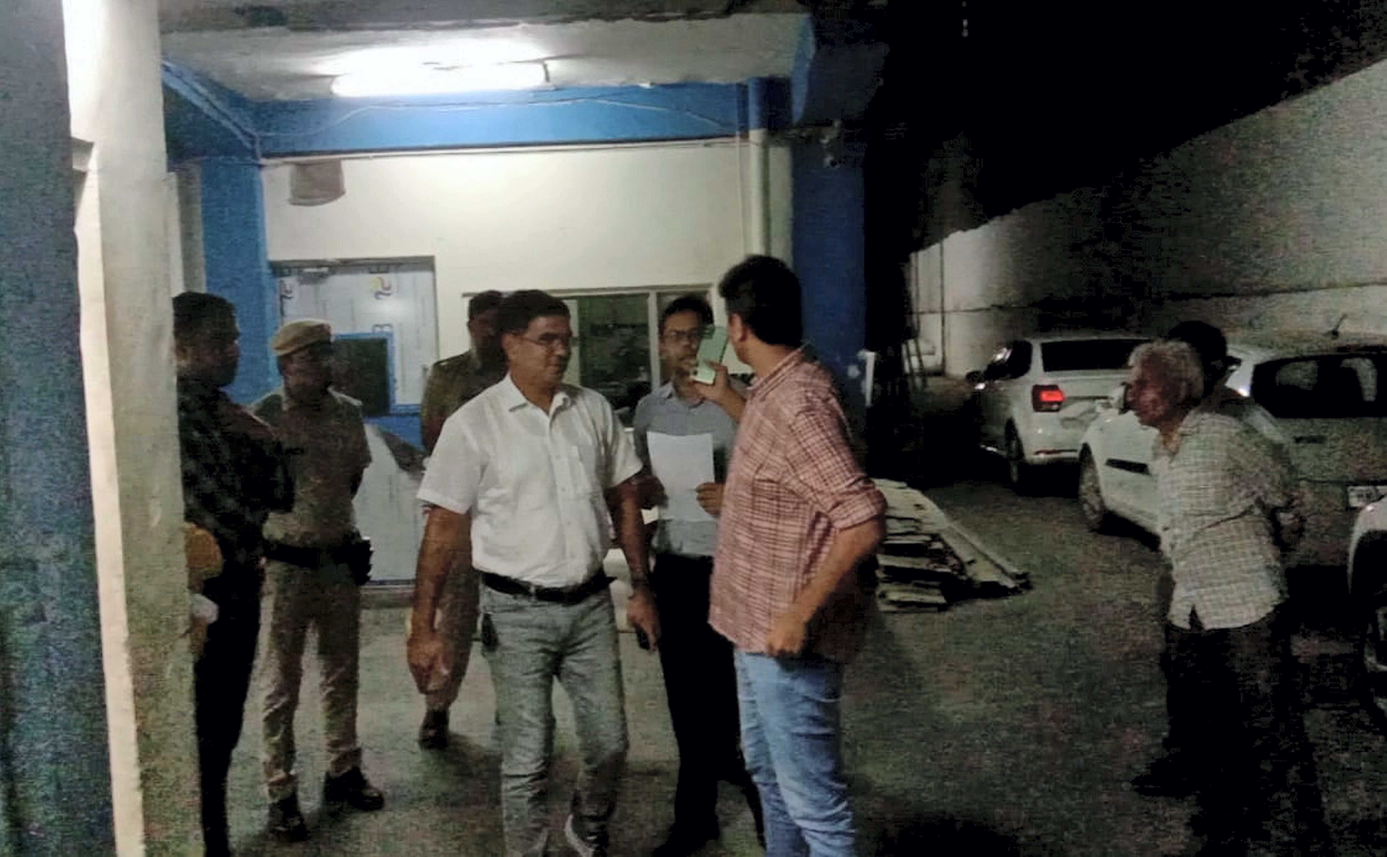 A health department team arrives at the Maiden Pharmaceuticals Ltd unit in Sonepat. (PTI) (HT_PRINT)