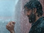 Saif Ali Khan and Hrithik Roshan in a still from Vikram Vedha. Saif Ali Khan and Hrithik Roshan in a still from Vikram Vedha.