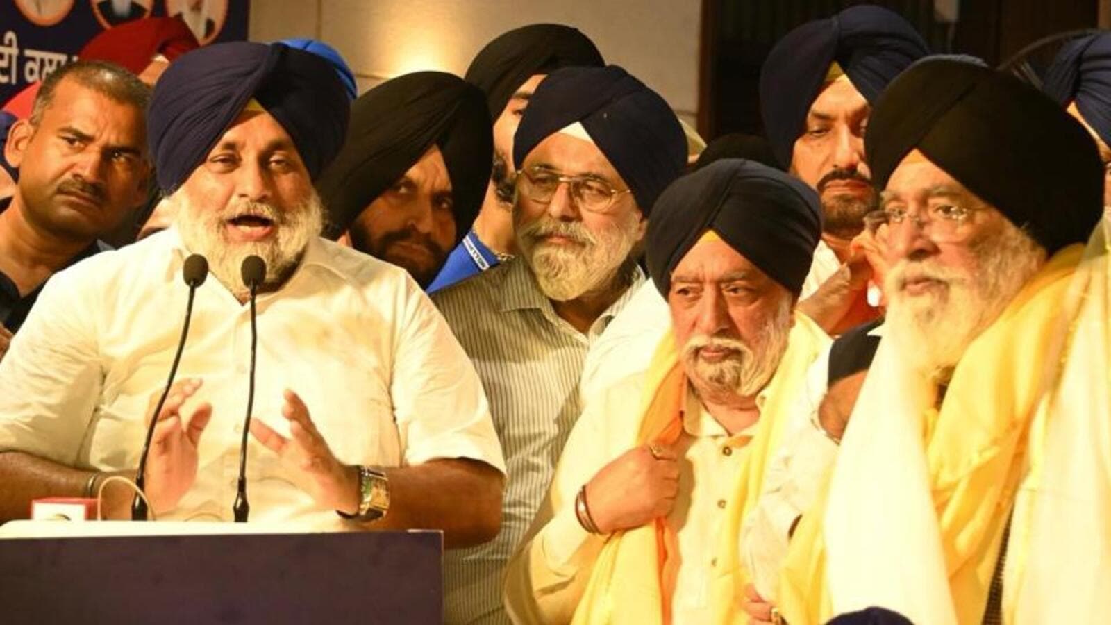 Punjab | Long-time political foes Sukhbir Badal, Paramjit Sarna join hands