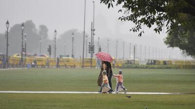 Tourists out in the rain at India Gate, in New Delhi, on Sunday. (Sanjeev Verma.HT Photo) Tourists out in the rain at India Gate, in New Delhi, on Sunday. (Sanjeev Verma.HT Photo)