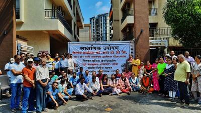 Residents of the Keshav Height building in Thane are on one day hunger strike against the builder alleging fraud on Sunday. (( Praful Gangurde / HT Photo)) Residents of the Keshav Height building in Thane are on one day hunger strike against the builder alleging fraud on Sunday. (( Praful Gangurde / HT Photo))