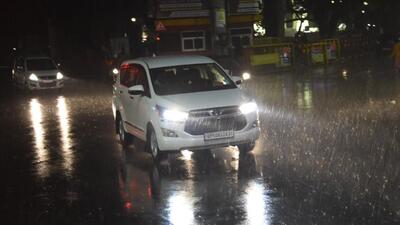 Vehicles amid heavy rain in Lucknow on Sunday night. (DEEPAK GUPTA/HT PHOTO)
