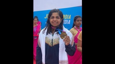 Swimmer Chahat Arora won two gold medals in the 50m breaststroke and 100m breaststroke categories setting new national records. (HT Photo)