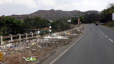 Garabge lying on Katraj road in Pune. (HT FILE PHOTO)