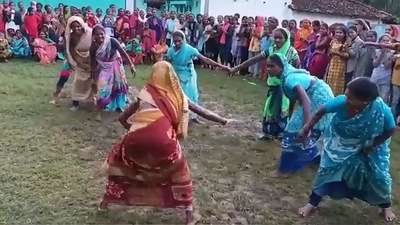 The image, taken from the video posted on Twitter, shows women playing Kabaddi in saree during the Chhattisgarhiya Olympics 2022-23. (Twitter/@AwanishSharan) The image, taken from the video posted on Twitter, shows women playing Kabaddi in saree during the Chhattisgarhiya Olympics 2022-23. (Twitter/@AwanishSharan)