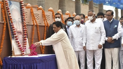 Lucknow: BSP supremo Mayawati pays tributes to party founder Kanshi Ram on his death anniversary at the party office in Lucknow, Sunday, Oct. 9, 2022.&nbsp; (PTI)