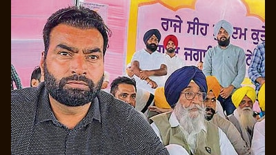 Gangster-turned-activist Lakha Sidhana and Sangrur MP Simranjit Singh Mann during rally at Grain Market in Mehraj in Bathinda on Sunday. (Sanjeev Kumar/HT)