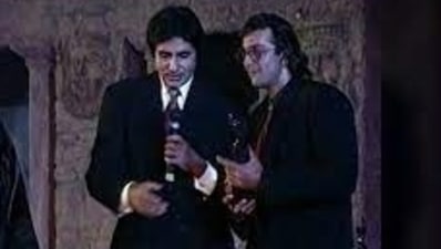 Amitabh Bachchan handed over his trophy to Sanjay Dutt in 1992. Amitabh Bachchan handed over his trophy to Sanjay Dutt in 1992. 